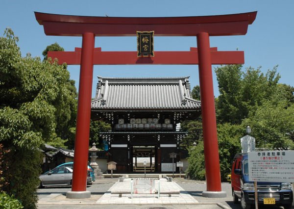 京都にある日本酒三大神社の１つ梅宮大社の画像