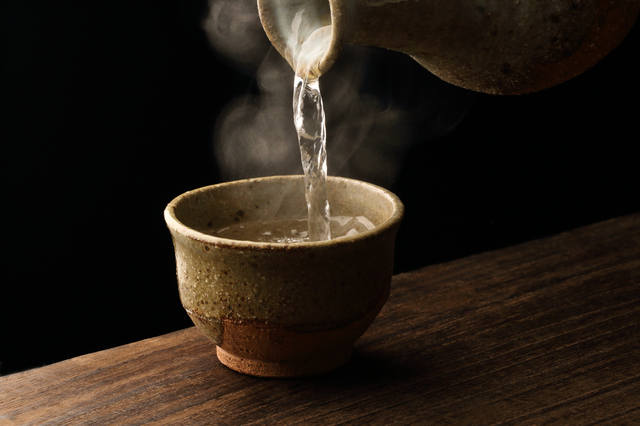 世界でお酒を温める文化は日本酒だけ！「熱燗」の分類7種類と温度｜酒林 -SAKEBAYASHI-