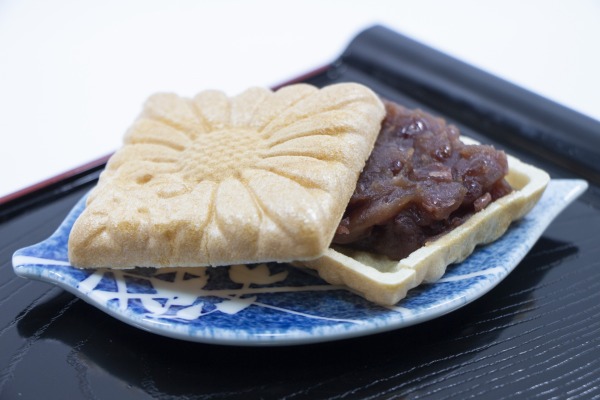 日本酒の和菓子のおつまみの最中の画像