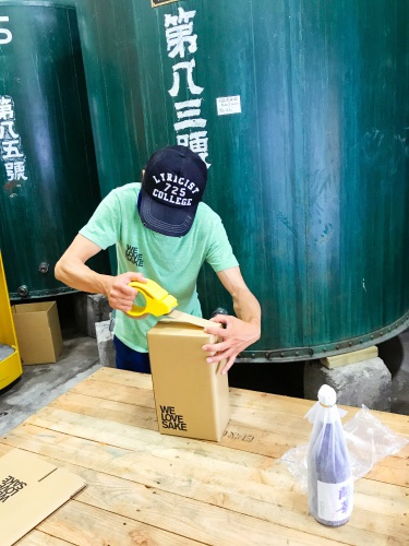 saketakuの日本酒梱包作業の画像
