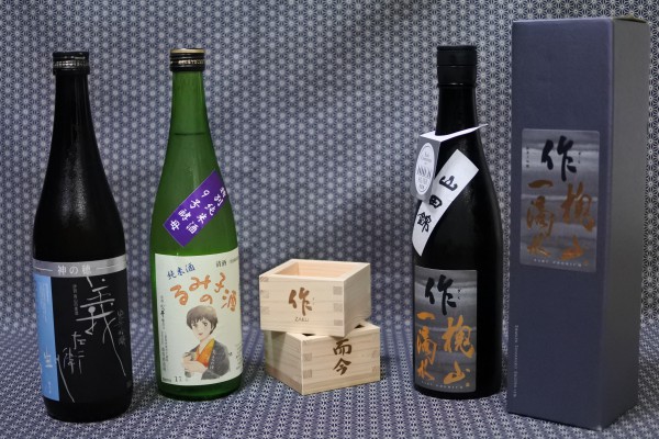 三重で仕入れた日本酒と升の画像