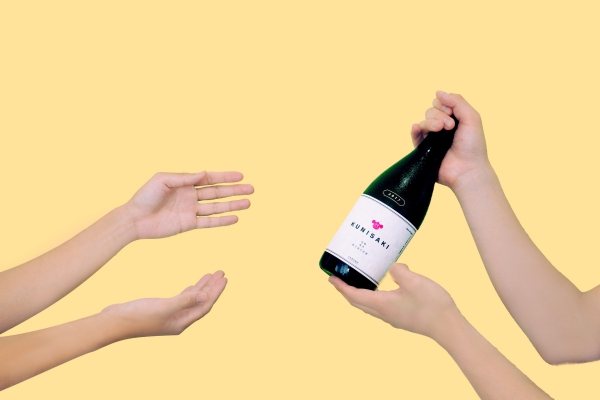 saketakuで厳選された日本酒を手渡すイメージ画像