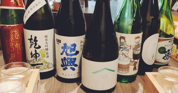日本酒の飲み比べのボトルが並んでいる画像